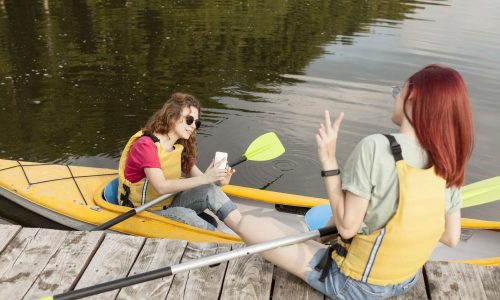 img_mcgrath_foto_verano_usa_2000_woman-staying-kayak-taking-photos-friend